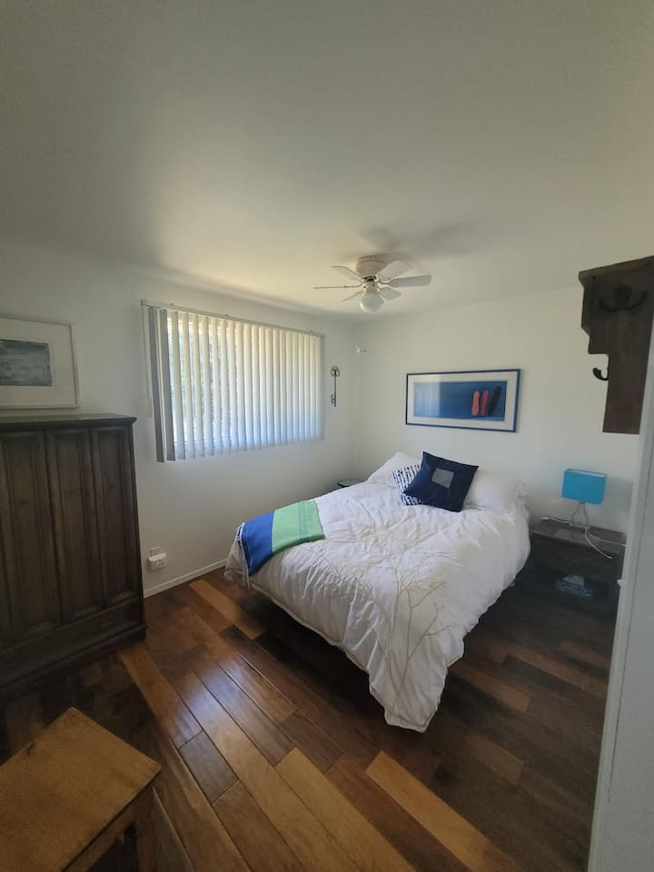 带标准双人床的第二间卧室