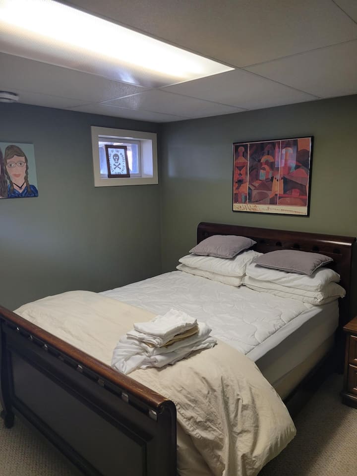 带双人床的下层卧室