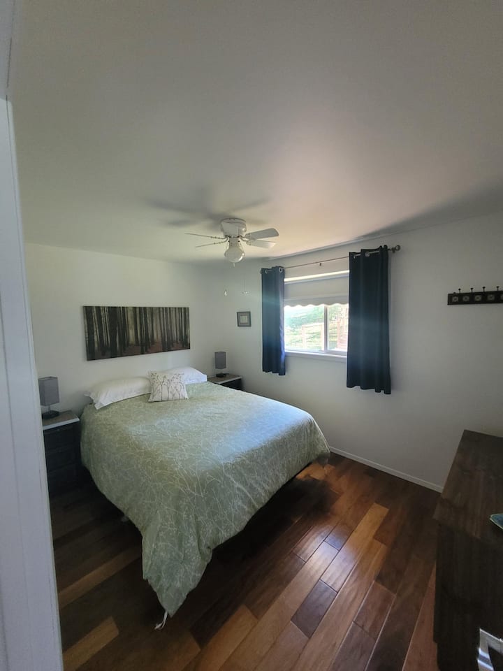 第一间卧室配有标准双人床