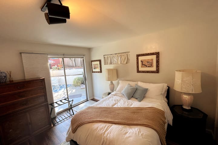 მე-4 საძინებელი გასრიალებული კარით უკანა ეზოში.