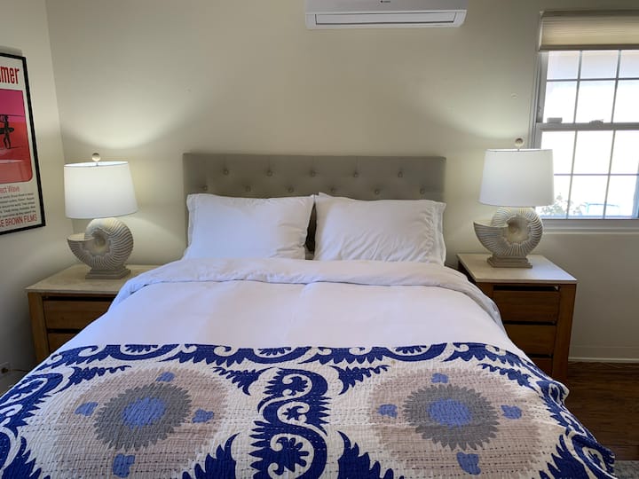 Მესამე საძინებელში არის კონდიციონერი/გათბობა და ტელევიზორი, კარადა და ოკეანის ხედები.