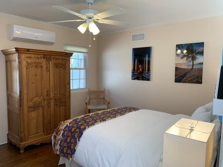 Მეორე საძინებელი სრულიად ახალი საწოლით, კონდიციონერით/გათბობით, ტელევიზორით, კარადით.