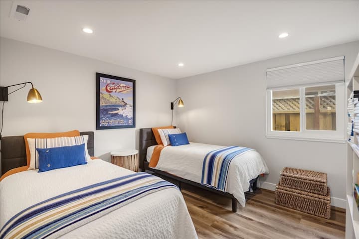 Bedroom #4- two twin beds, swing arm light pendants 