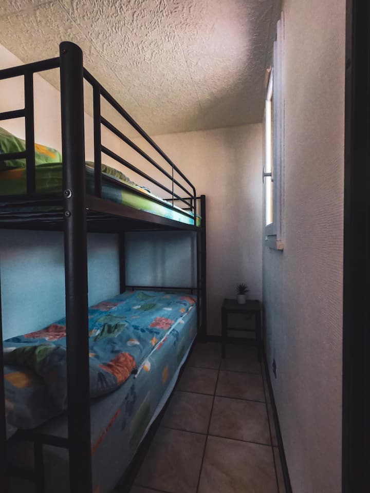 Собата се вика „дрвена колиба“, составена од два единечни кревета на спрат.