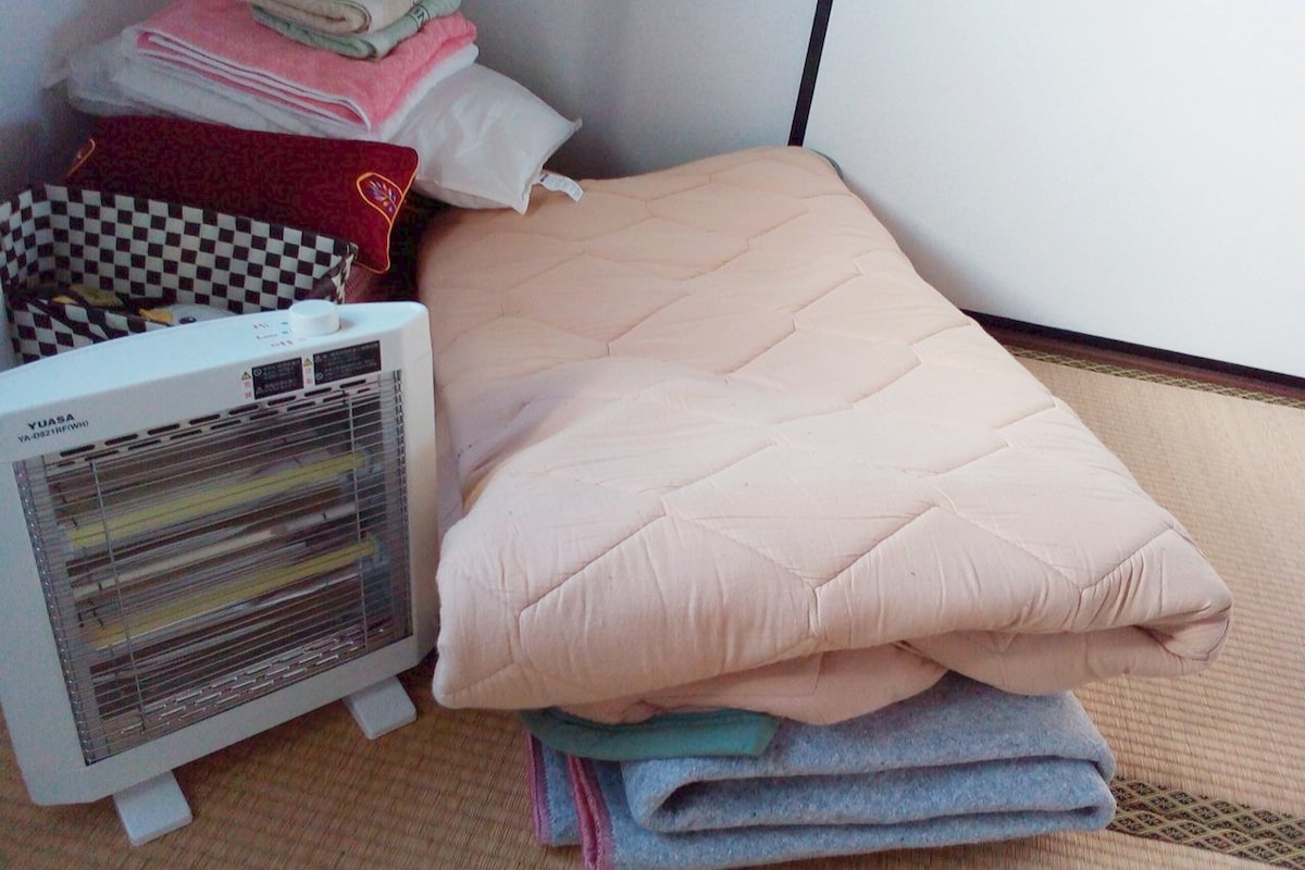 寒い時は電気カーペットなどもあります。you can use a heater and an electric carpet in your room.