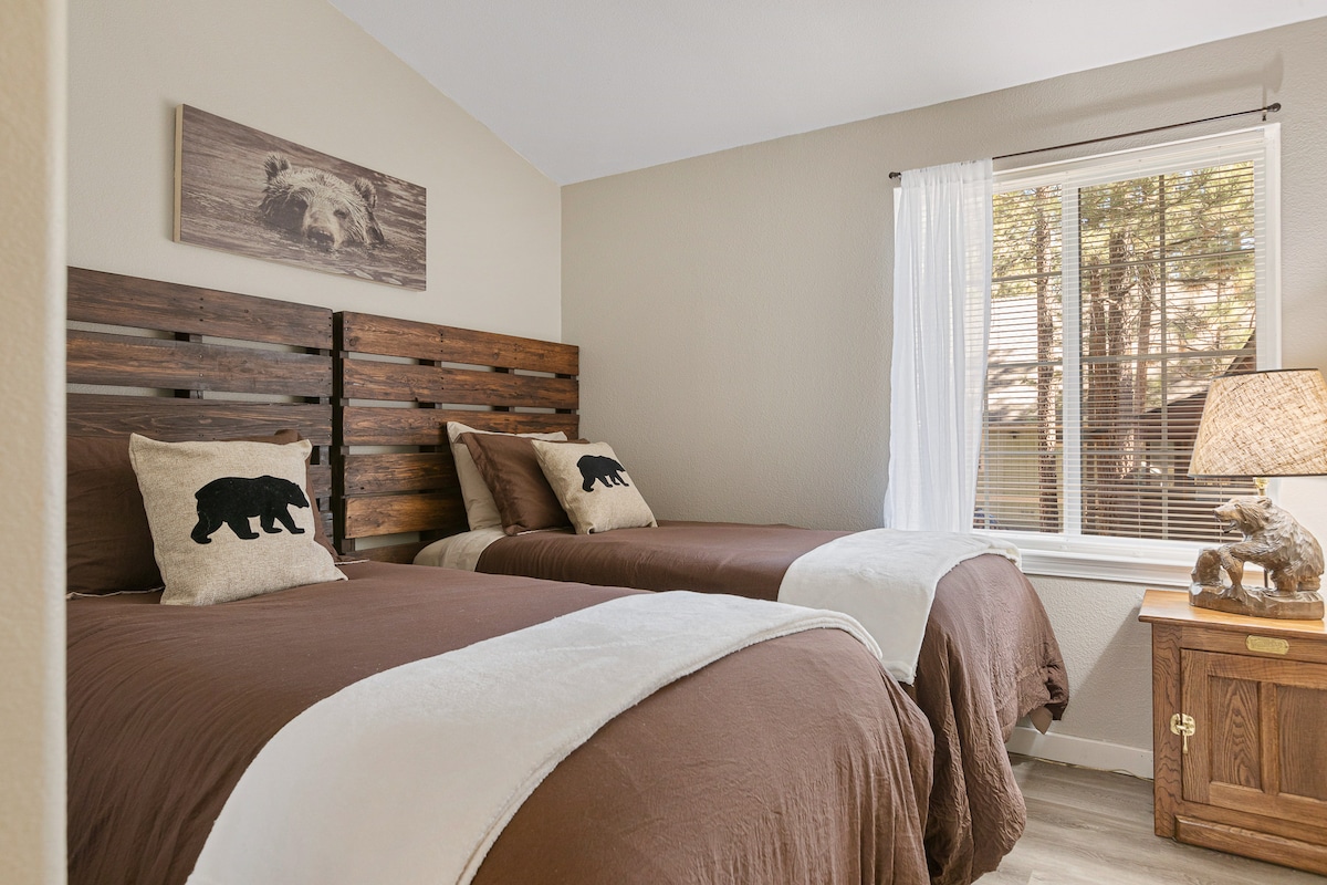 Chumba cha pacha cha Grizzly chenye mwonekano wa miti.