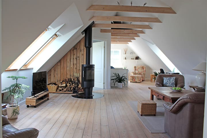 Le salon dispose d'une télévision connectée avec accès Internet.