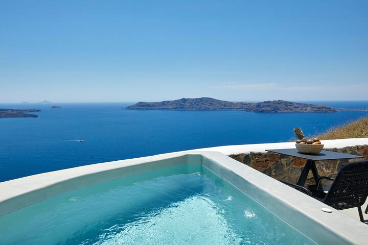 Grand Honeymoon Villa with Hot Tub & Caldera View gallery image 5