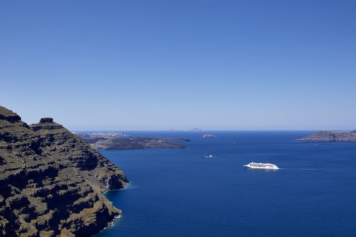 Grand Honeymoon Villa with Hot Tub & Caldera View