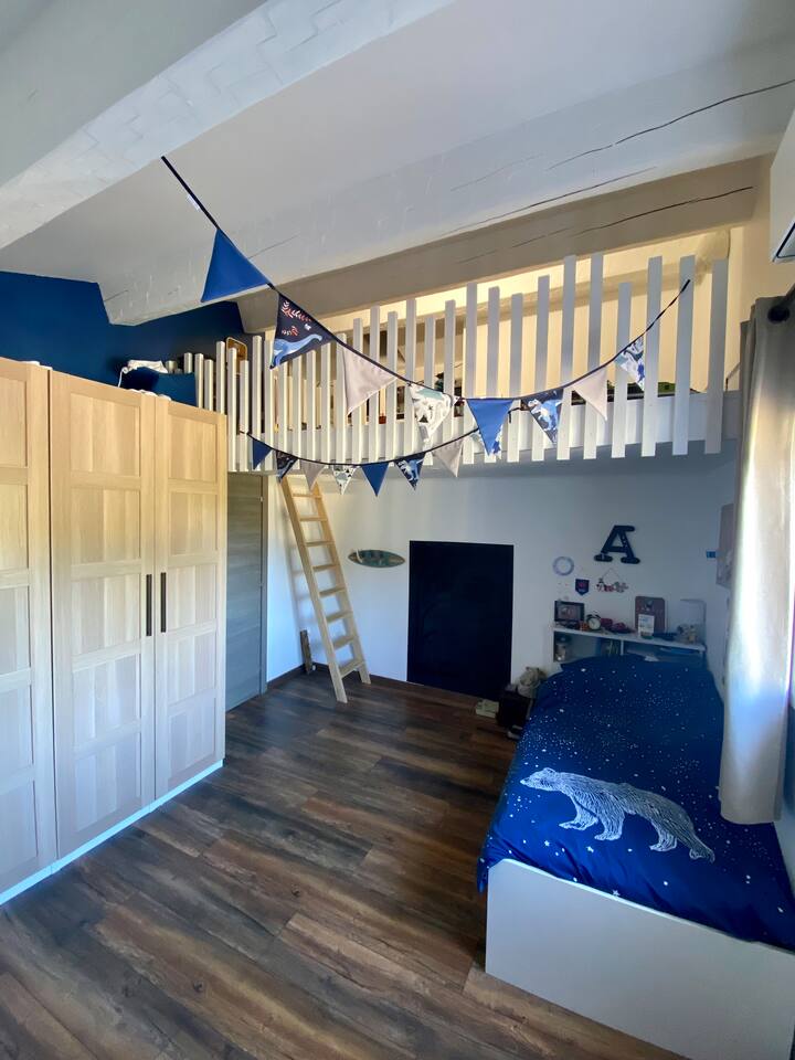 Cuarto de niños con entresuelo y 2 camas en 90x200