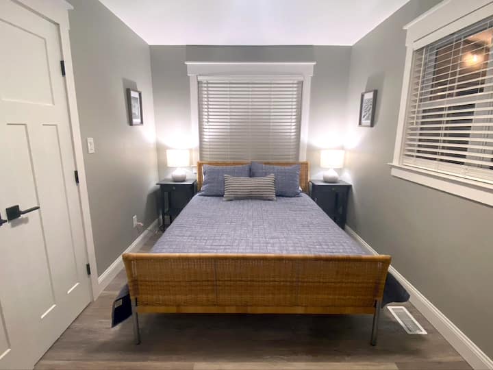 Chambre 3 : Lit Queen, placard, commode, chaise d'appoint.