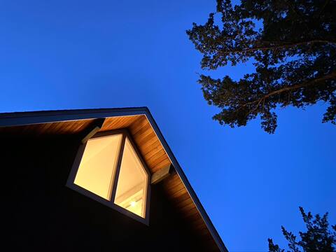 Cozy, modern A-frame, steps to the beach