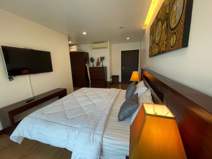 إطلالة على حمام سباحة بغرفة نوم