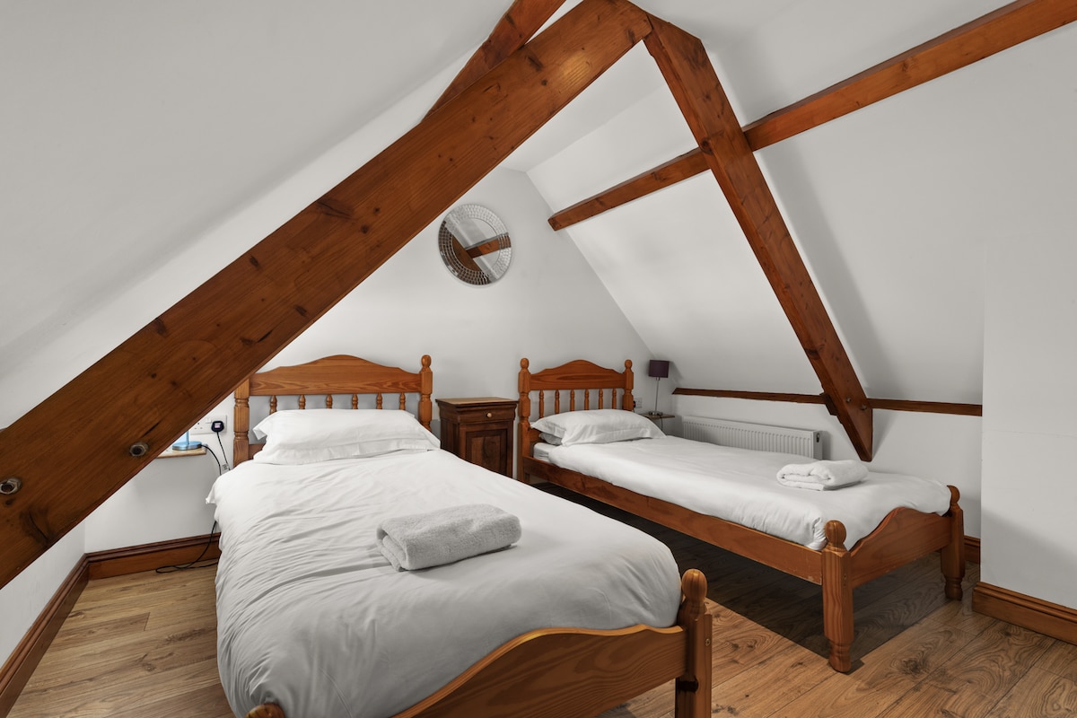 Спална соба 3 = Двокреветна соба во средината *може да престојува 2*