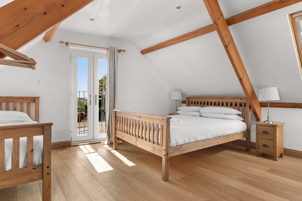 
Спална соба 6 = 1 x kingize и 1 x единечна на крајот