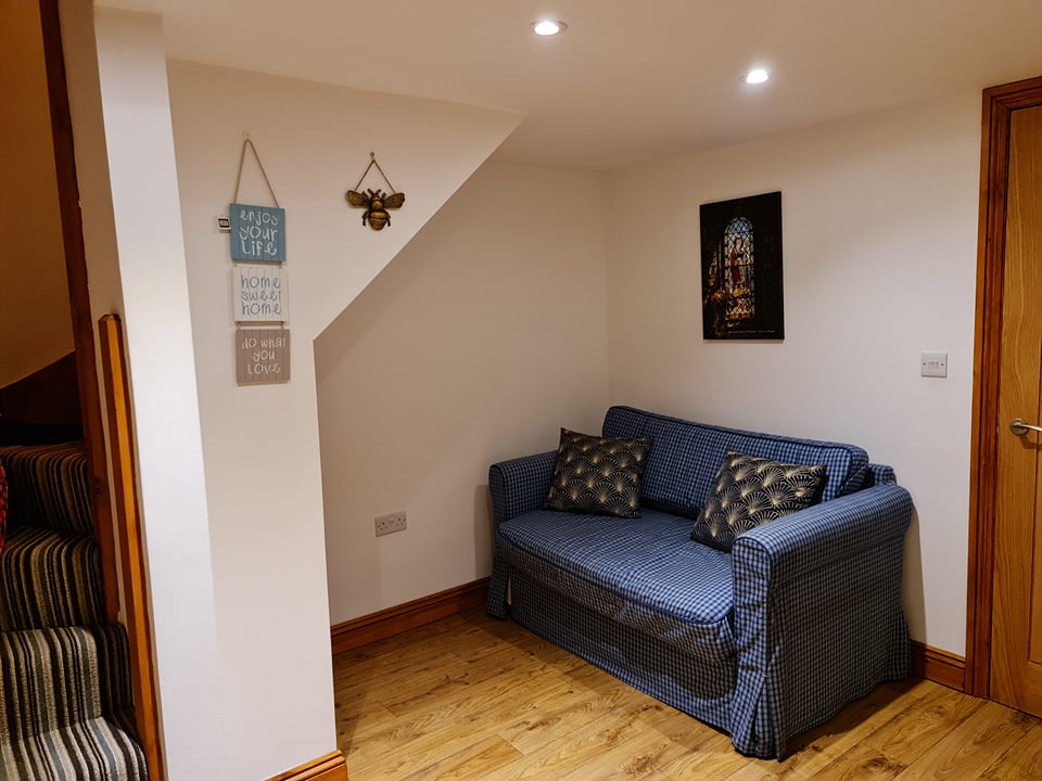 Прилепен/дневна соба (кауч на спуштање) = Под спална соба 4 *спие 2*