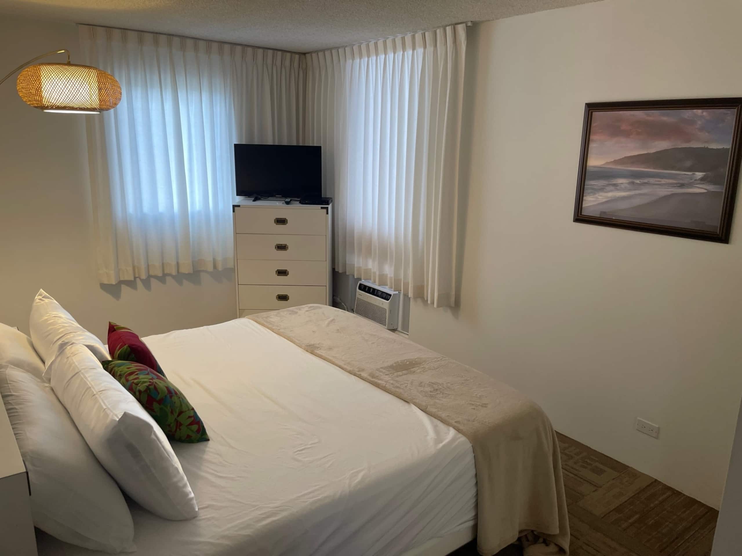 Condo in Honolulu · ★4.47 · 2 bedrooms · 3 beds · 2 private baths - Image 2