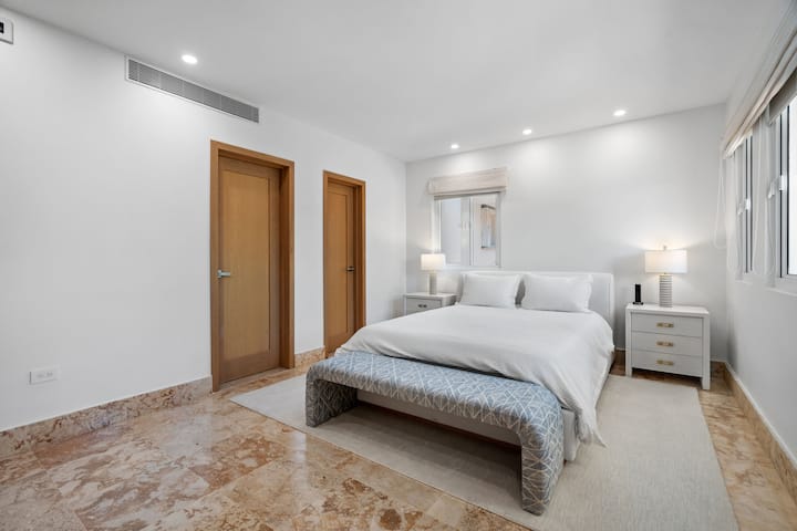 Makuuhuone 2, jossa kylpyhuone: queen-vuode; 50 tuuman JVC-televisio; sisäänkäynti; jalustapenkki; nojatuoli; yöpöydät; ilmastointi.