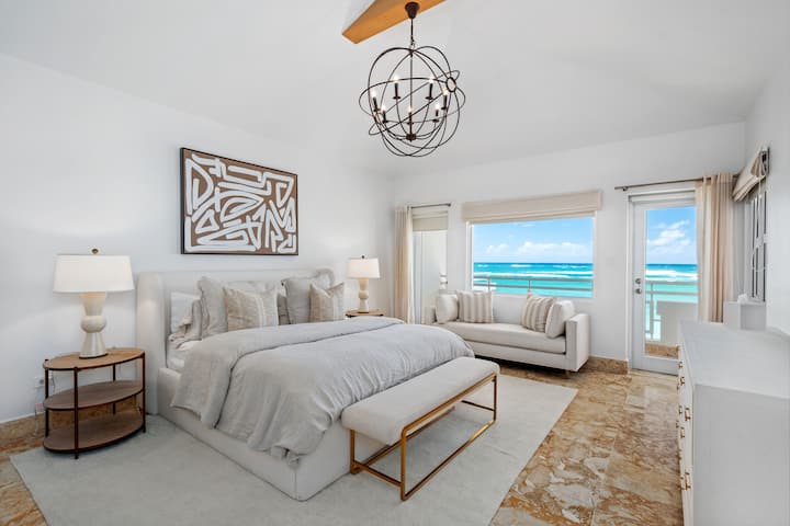 Makuuhuoneen kylpyhuone: King-vuode, penkki, sohva, 60 tuuman Elite TV äänipalkilla, vaatehuone, suuri lipasto, yöpöydät kristallivalaisimilla, ilmastointi, oma terassi panoraamanäkymällä merelle.