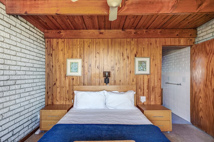 主卧配备标准双人床