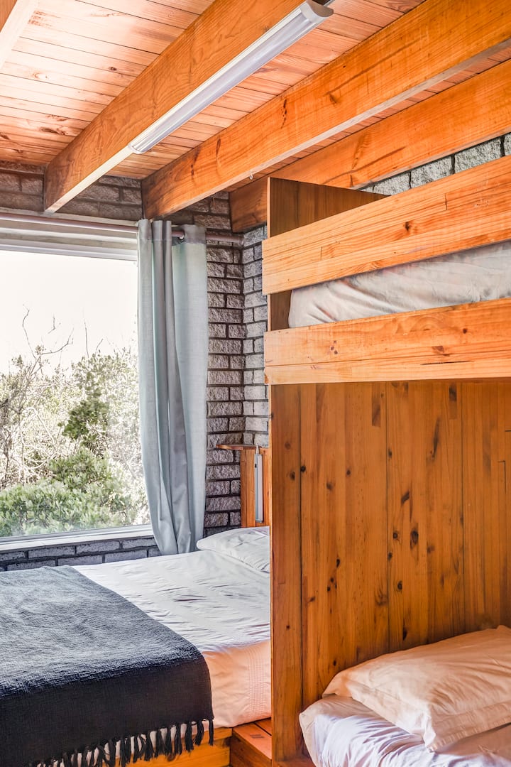 可欣赏山景的第二间卧室 