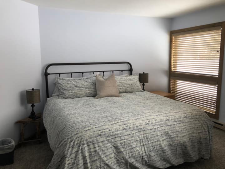 Dhoma e gjumit në katin e poshtëm nr. 1: Krevat dopio "king" i veshur me çarçafë "Peacock Alley" ose me kanale të ngushta; Banjë e kompletuar. Kontroll i veçantë i ngrohjes.