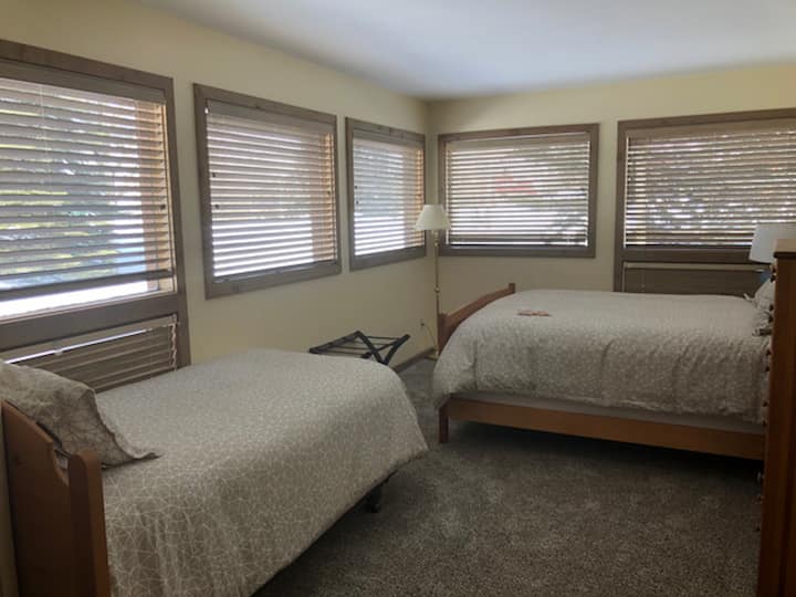 Dhoma e gjumit nr. 2 në katin e poshtëm:
1 krevat dopio "Queen" + 1 krevat dopio dhe televizor. Të dyja dhomat e gjumit dhe banja kanë kontrolle ngrohjeje për të maksimizuar rehatinë tënde.