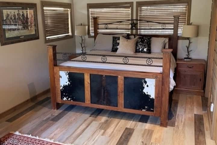 Master: Krevat dopio "King" me dyshek të ri të veshur me çarçafë italianë Sferra ose kanale të ngushta.