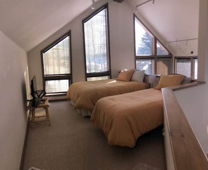 Krevatet e loftit: 1 Queen+1 Twin. Rafti i televizorit dhe bagazheve.