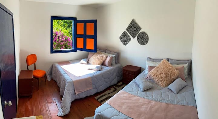 Descanso y Confort 
Habitación 2: Dos Camas Dobles.

Habitación 2 de descanso y comodidad:
dos camas dobles