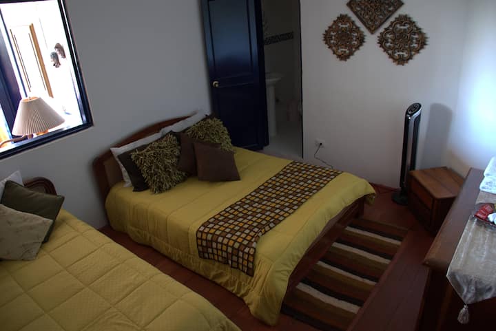 Especial para tus sueños
Habitación 3:  Una Cama Doble, Una Cama Sencilla.
Baños Privado.

Special for your dreams
Habitación 3: una cama doble, una cama individual.
Baños privados.