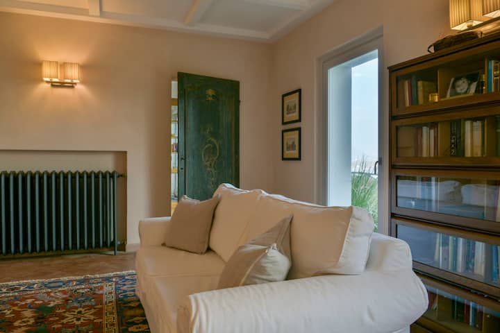 Მეორე საცხოვრებელი სივრცე კომფორტული ორადგილიანი გასაშლელი დივნით: ეს ტერიტორია გამოყოფს ორ ორადგილიან საძინებელს ქვედა სართულზე