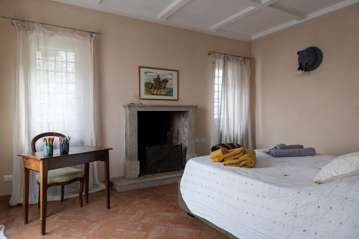 Მეორე ორადგილიანი საძინებელი ქვედა სართულზე ცალკე სააბაზანოთი საშხაპით