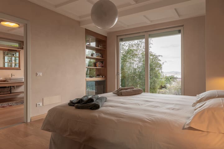 Მთავარი საძინებელი ქვედა სართულზე ტბის ხედით და ცალკე სააბაზანო აბაზანით და საშხაპით