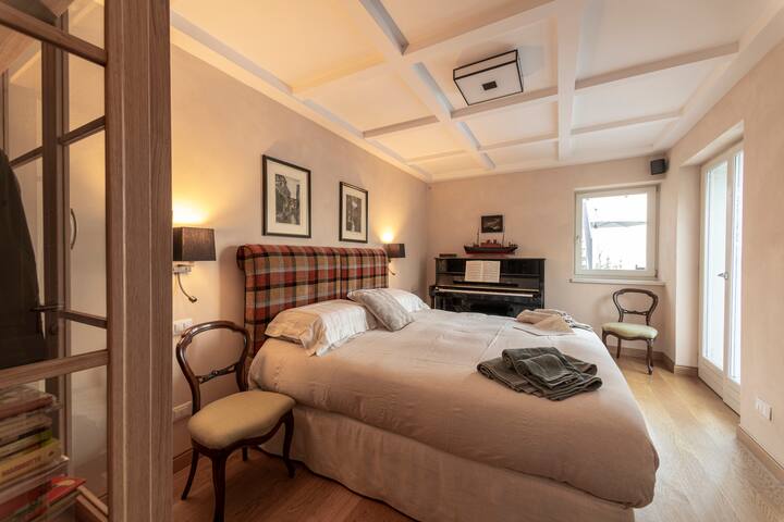 Პირველ სართულზე ორადგილიანი საძინებელი ტბის ხედით და პირდაპირი გასასვლელი აუზზე