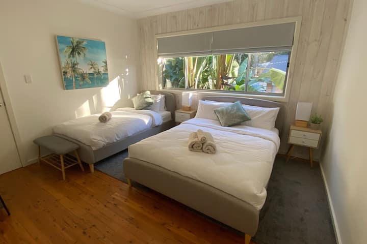 Спалня 2 с двойно легло и единично легло тип Кинг.

Разполага с отделен вход за достъп до пералнята / допълнителната тоалетна.

Прозорците са с прозорец на север, за да уловят прекрасното зимно слънце и да имат щори за затъмнение.

Стаята има само вентилатор на тавана.
