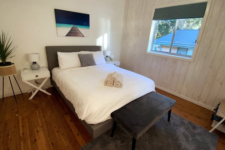 Спалня 1 с плюшено двойно легло. 

Можете да отворите вътрешните френски врати (които не се виждат на снимката), за да осигурите невероятна гледка през езерото, докато все още сте в леглото.

Стаята има климатик с реверсивен цикъл плюс вентилатор на тавана.