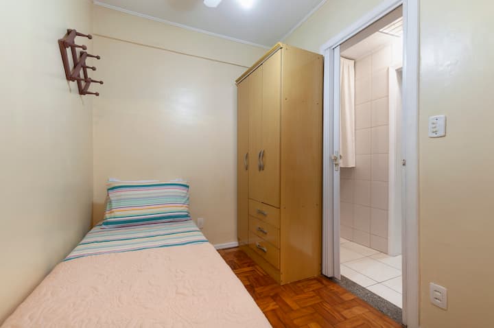 Prístavba so samostatnou posteľou, stropným ventilátorom, šatníkom, dverami, oknom a vlastnou kúpeľňou. 