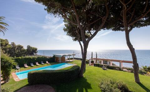 Beachfront estate with stunning views