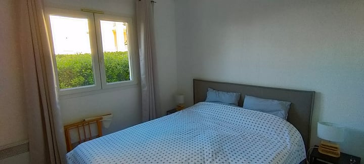 Chumba chenye vitanda 2 vya 80 au kitanda 1 cha watu wawili cha 160 (kilichobainishwa wakati wa kukodisha)