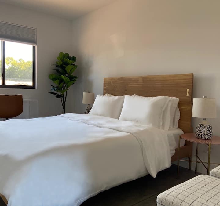 Bedroom 2 - Queen (First Floor)
We believe in comfort and luxury. All beds have West Elm Tencel sheets, pillow cases and duvet covers and West Elm Luxe Botanical duvet inserts.