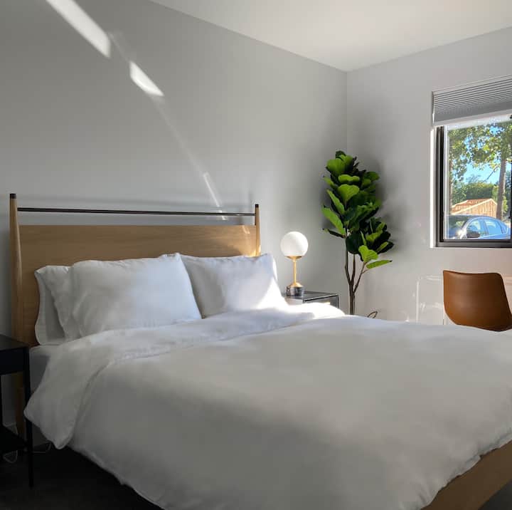 Bedroom 1 - Queen (First Floor)