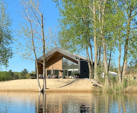 Bright & Modern Home: Pool open Memorial-Labor day