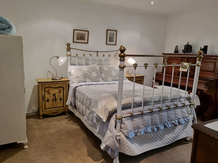 第二间卧室，双人床。