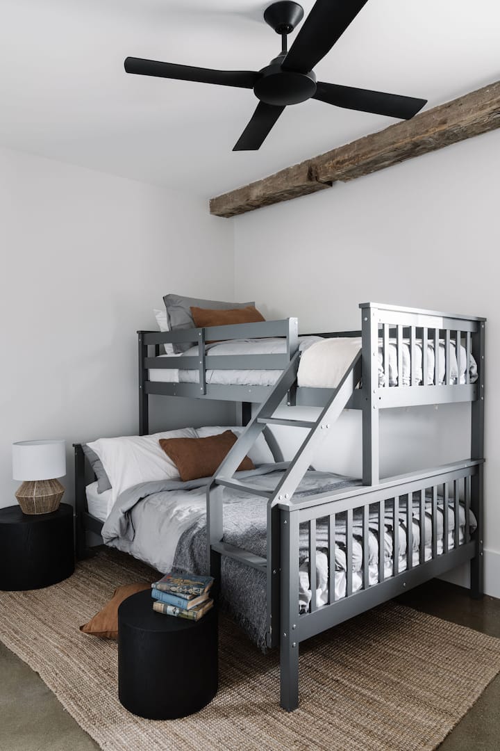 Triple bunk room