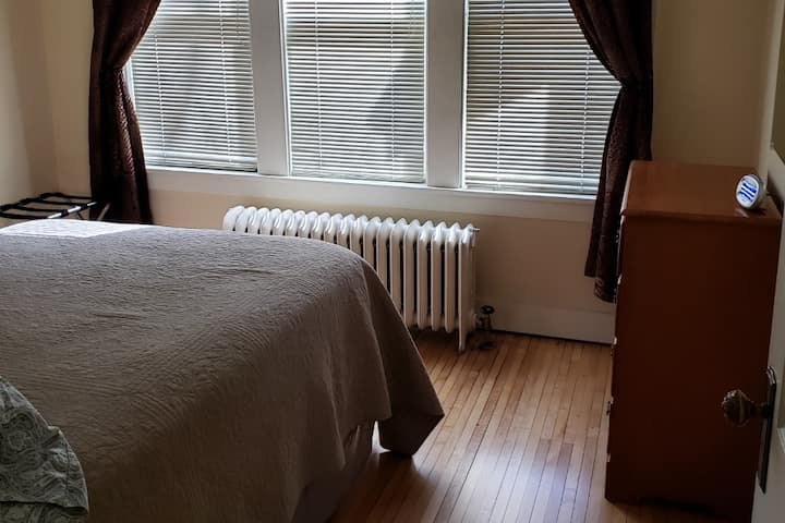 Საძინებელი სრული საწოლით, კარადა, კარადა და ბარგის საკიდი