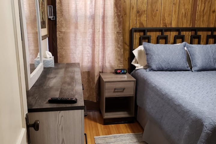 Საძინებელი საწოლით, კარადათი, ღამის გასათევი, სმარტ-ტელევიზორით, ბარგის საკიდით და კარადა