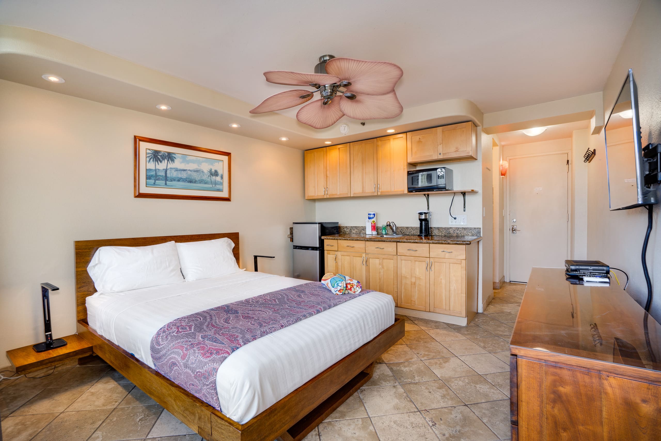 Condo in Honolulu · ★4.64 · Studio · 1 bed · 1 private bath - Image 3