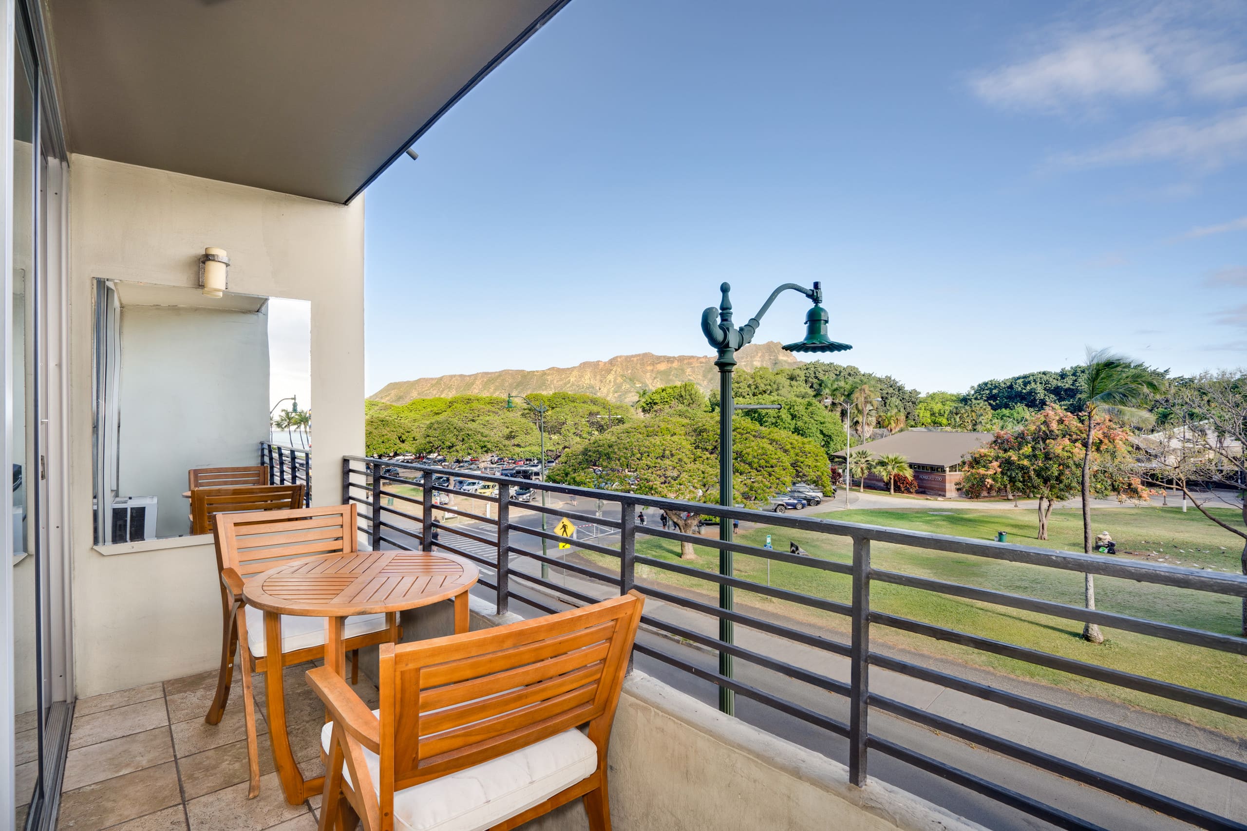 Condo in Honolulu · ★4.64 · Studio · 1 bed · 1 private bath - Image 16