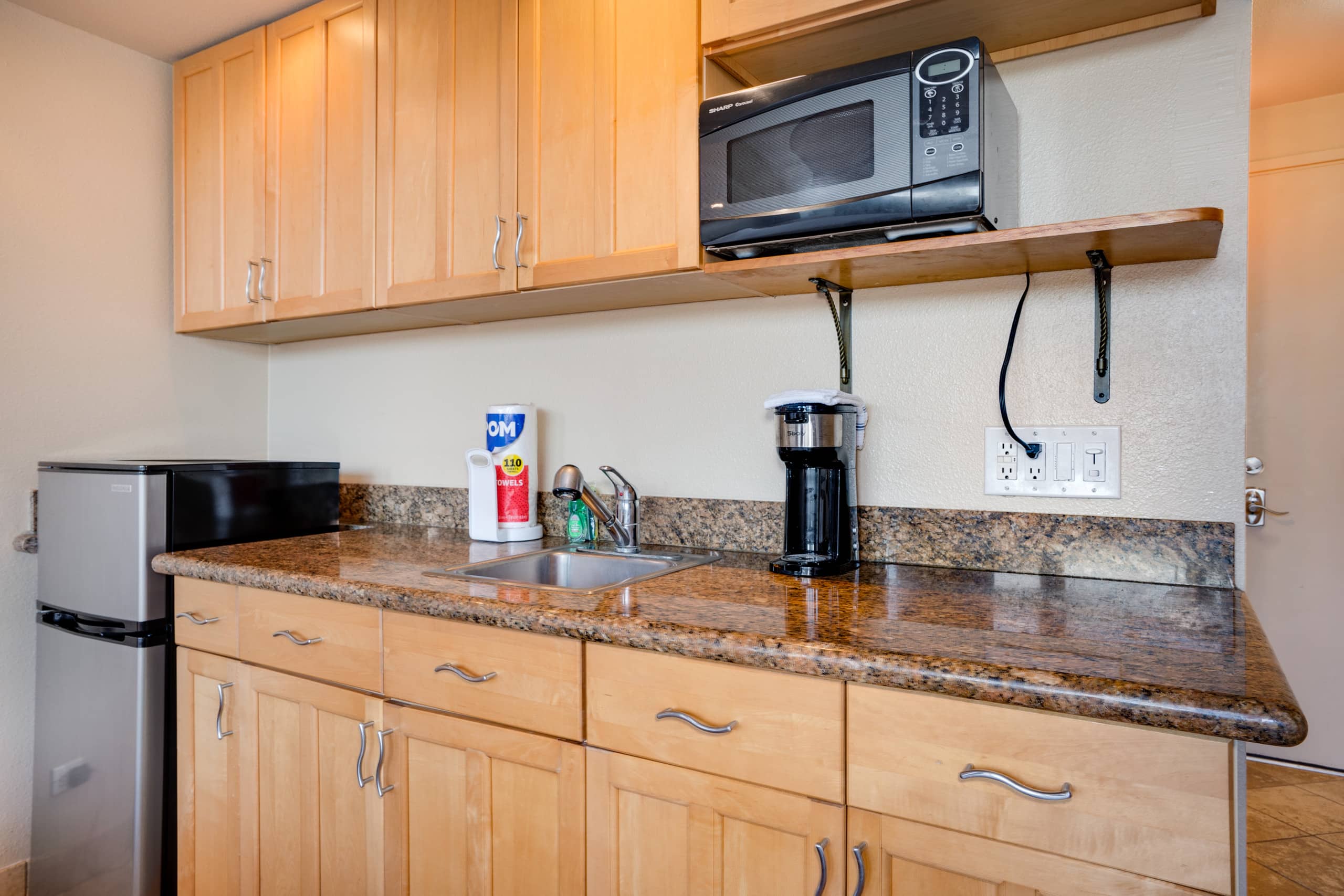 Condo in Honolulu · ★4.64 · Studio · 1 bed · 1 private bath - Image 5